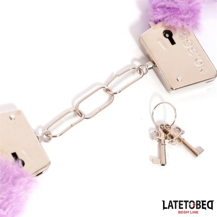 Algemas de Metal Peludo em Pelo Roxo